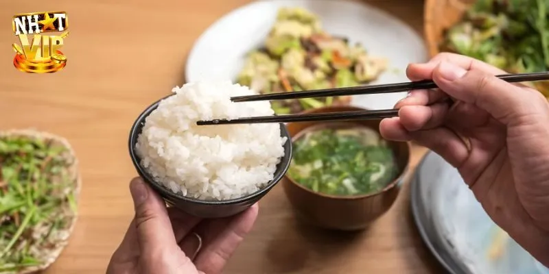 Mơ Thấy Ăn Cơm Với Người Chết Và Các Điềm Báo Từ Tương Lai Giải mã điềm báo về giấc mơ thấy ăn cơm với người chết